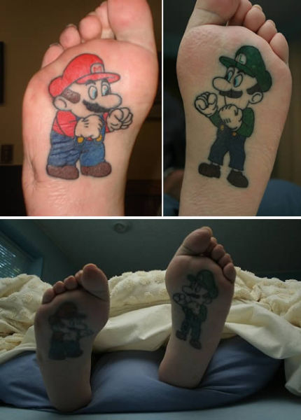 tatouage de Mario Bros sur les pieds