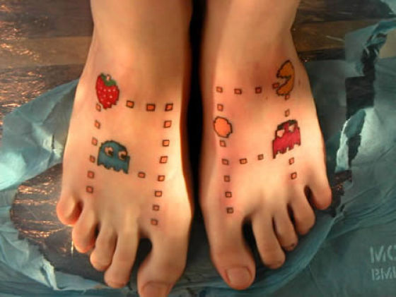 tatouage de pac-man sur les pieds