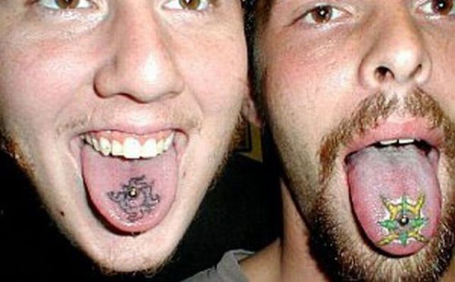 Un percing et un tatouage sur la langue!