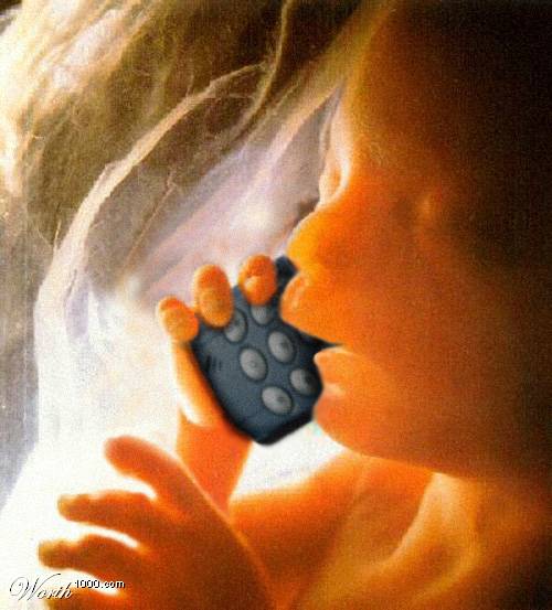 bébé avec téléphone