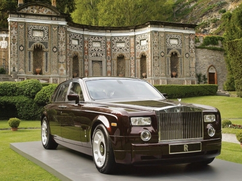 La RollsRoyce Phantom est une automobile de grand luxe La RollsRoyce Phantom est une automobile de grand luxe